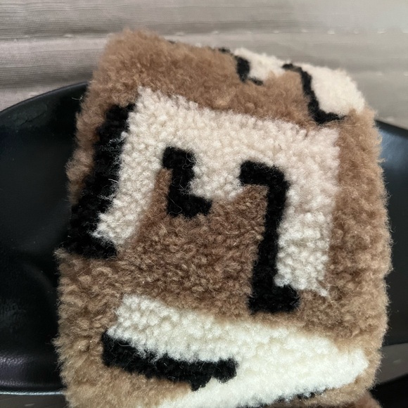 Fendi shearling slides men 7 Woman 10 - Picture 7 of 11